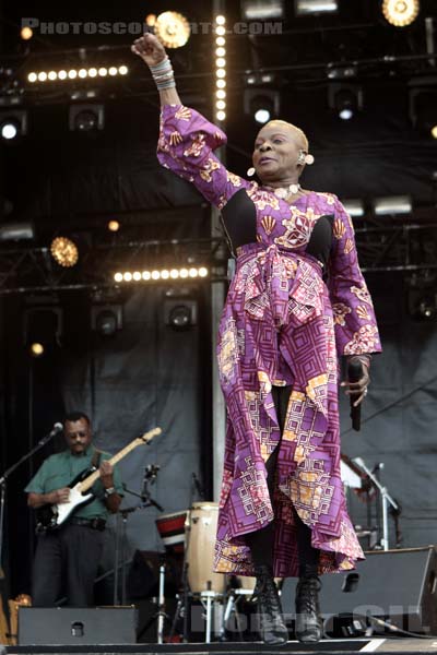 ANGELIQUE KIDJO - 2016-06-25 - PARIS - Hippodrome de Longchamp - Bagatelle - 